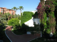 Вид от дверей номера (слева-соседний отель Фантазия)