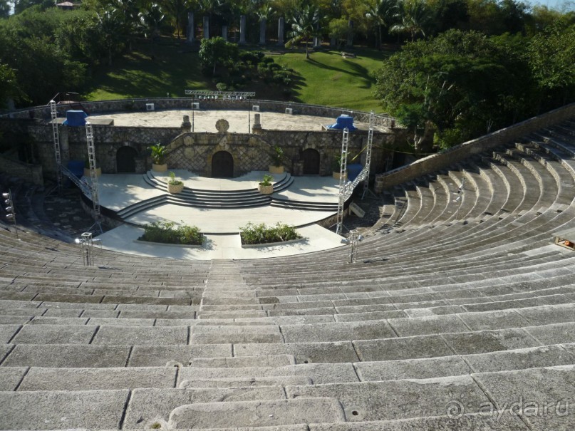 концертный амфитеатр в городке Альтос Де Чавон