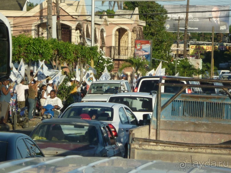 Митинг в поддержку одного из кандидатов в президенты Доминиканы - на одной из улиц Санто-Доминго