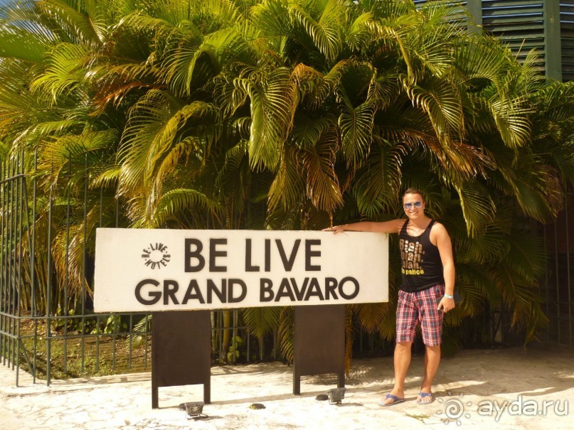 фото на память у въезда в отель