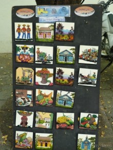 местные сувениры очень милые и оригинальные. на фото - изразцы местных художников