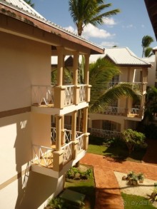 территория отеля напоминает улочки провинциального городка