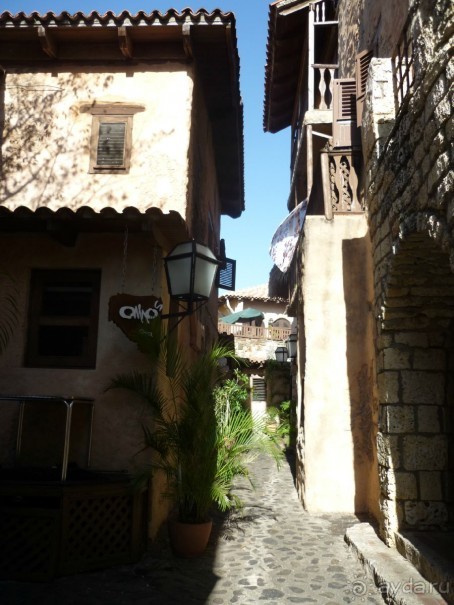 Узкие улочки Альтос Де Чавона