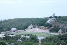 Стадион и статуя Ханумана