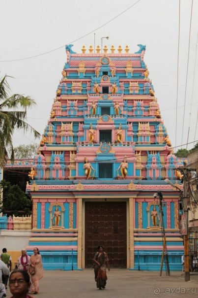 Сооружение рядом со входом в ашрам