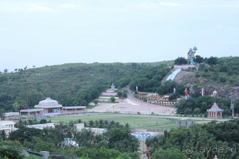 Стадион и статуя Ханумана