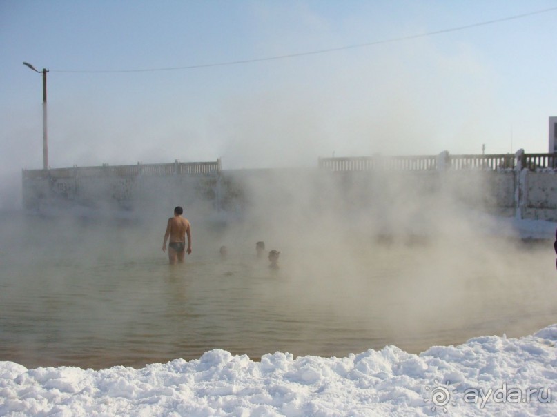 Зимнее купание на горячем источнике на Арабатской стрелке