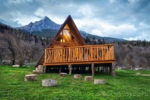 Отдых в необычном домике в горах на берегу реки. Закан