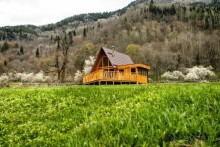 Отдых в необычном домике в горах на берегу реки. Закан
