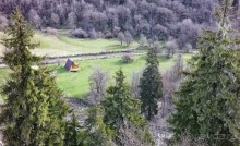 Отдых в необычном домике в горах на берегу реки. Закан