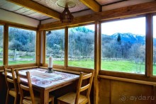 Отдых в необычном домике в горах на берегу реки. Закан