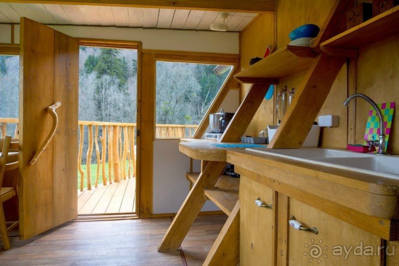 Отдых в необычном домике в горах на берегу реки. Закан