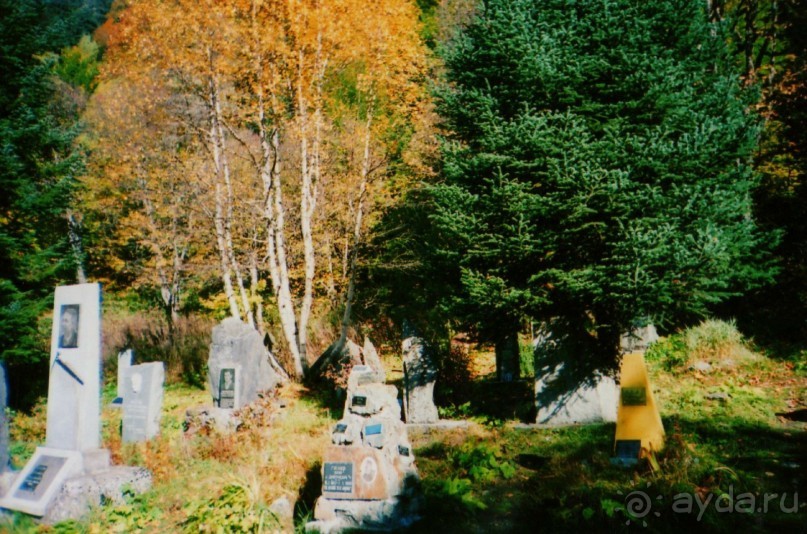 Помимо достопримечательностей в Домбае есть и памятные места, посещение которых также входит в экскурсионные маршруты. К таким относится кладбище альпинистов.

Кладбище альпинистов находится по пути в ущелье Алибек. Здесь стоит деревянная табличка, на которой видны слова из песни В. Высоцкого:
"Нет алых роз и траурных лент,
И не похож на монумент
Тот камень, Что покой тебе подарил…"

На кладбище похоронены альпинисты, погибшие в районе Домбая в послевоенное время. Почти все захороненные здесь – приезжие альпинисты, мастера спорта, многие погибли при спасении попавших в беду товарищей, есть жертвы схода лавин. На счету некоторых десятка два восхождений на знаменитые вершины гор. Поклонимся с уважением...
