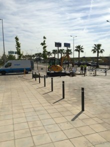 Ремонт сетей у отеля. Весь мусор сразу же собирают в большие мешки. 