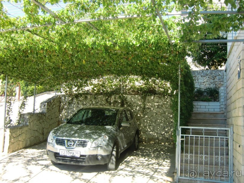 Открытый паркинг виллы.