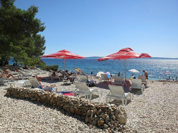 Для взыскательных посетителей лесного пляжа Велика Драга можно взять на прокат лежак. Сами пляжи по всему побережью острова бесплатные и доступные всем.