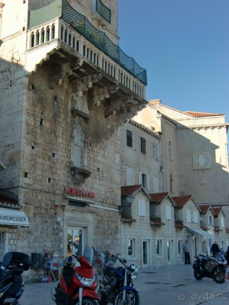 Популярный супермаркет KERUM и стоянка мотороллеров, на которых ездят по узким извилистым улочкам.