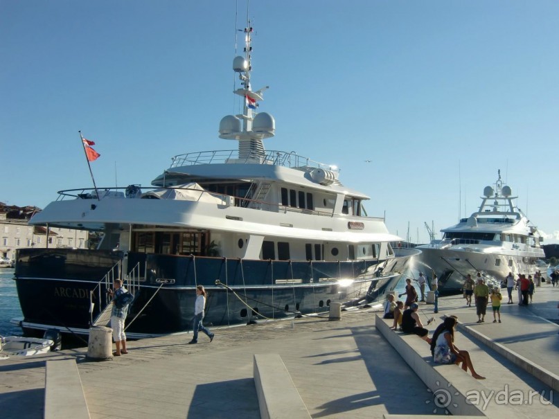 Порт с множеством шикарных яхт.