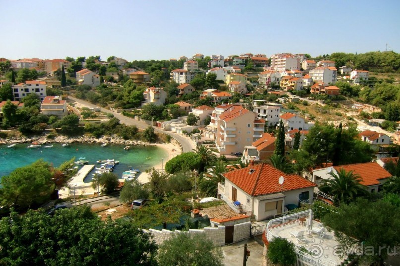 Вид из апартаментов на лагуну Маварштица, пляж с мелким заходом , рядом Трогирский дайвинг-центр.