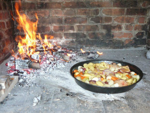 Хорватское блюдо "на жару" из нескольких сортов мяса, приготавливает хорватский повар ,угощая своим местным вином.