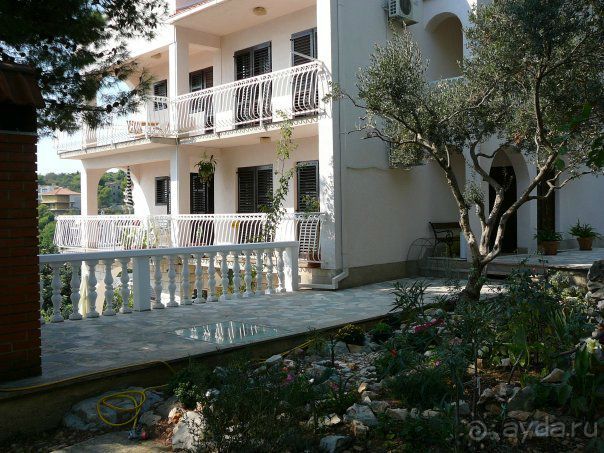 Вид на виллу из сада