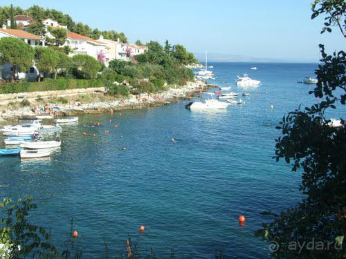 Прибрежная полоса, бетонно-плиточный пляж.