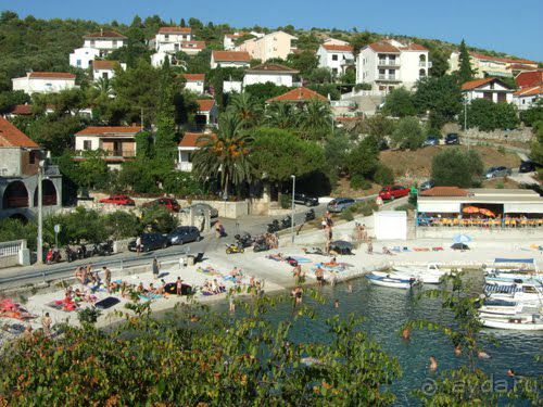 Вид на виллу и пляж с мелким заходом для детей со стороны дайвинг-центра.