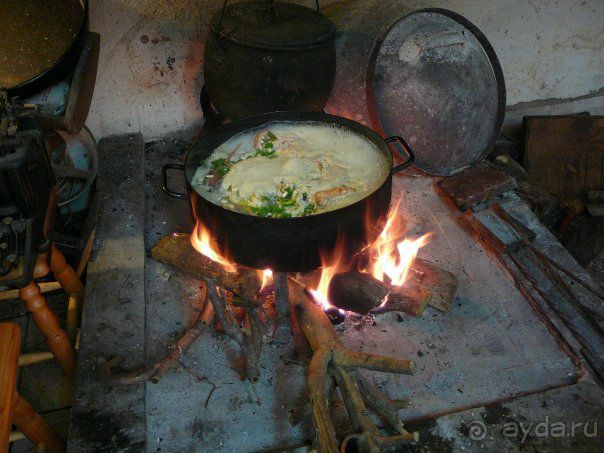 Бродет, приготавливается из 7 сортов рыб местным моряком. Подается со своим местным вином.