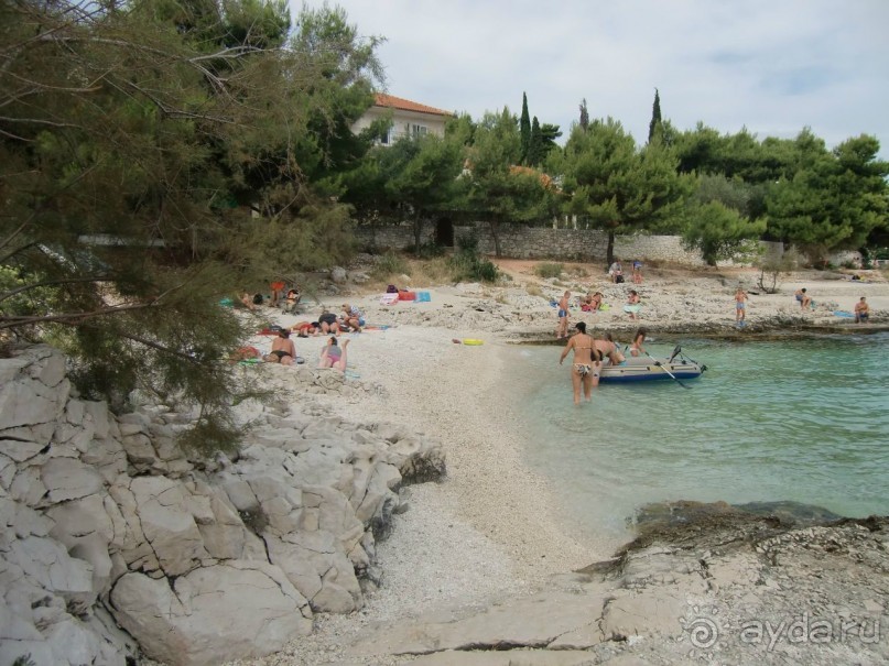 Песчаный пляж , находится в70 метрах от виллы, куда можно ходить прямо в купальниках