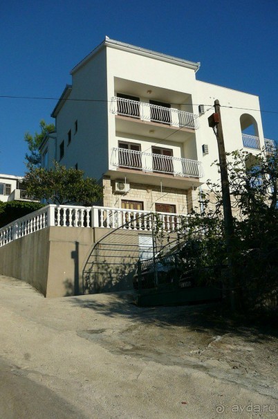 Вид на виллу Punta Liveli с улицы.