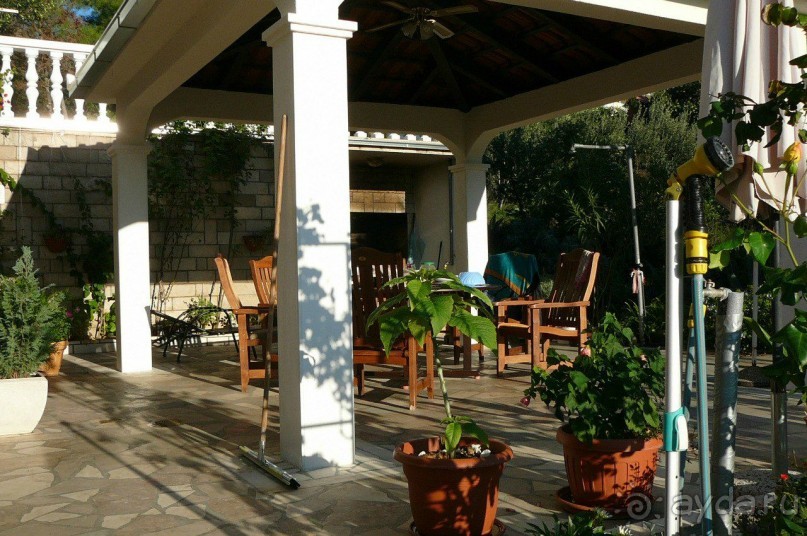 Зона отдыха виллы после реконструкции.