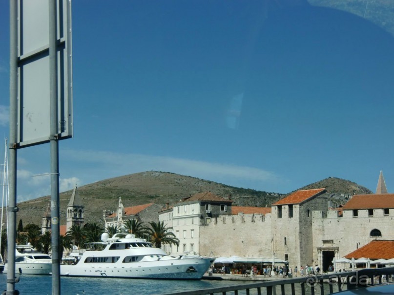 Трогир.Одно из многочисленных кафе, и популярное местное пиво Karlovacko.