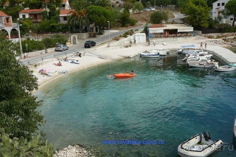 Лесной галечный пляж.