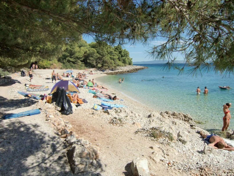 Оживленный большой песчаный пляж, находится от виллы в 1,2км.
