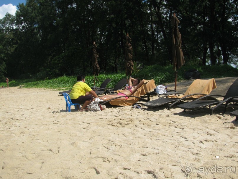 на пляже массаж ступней