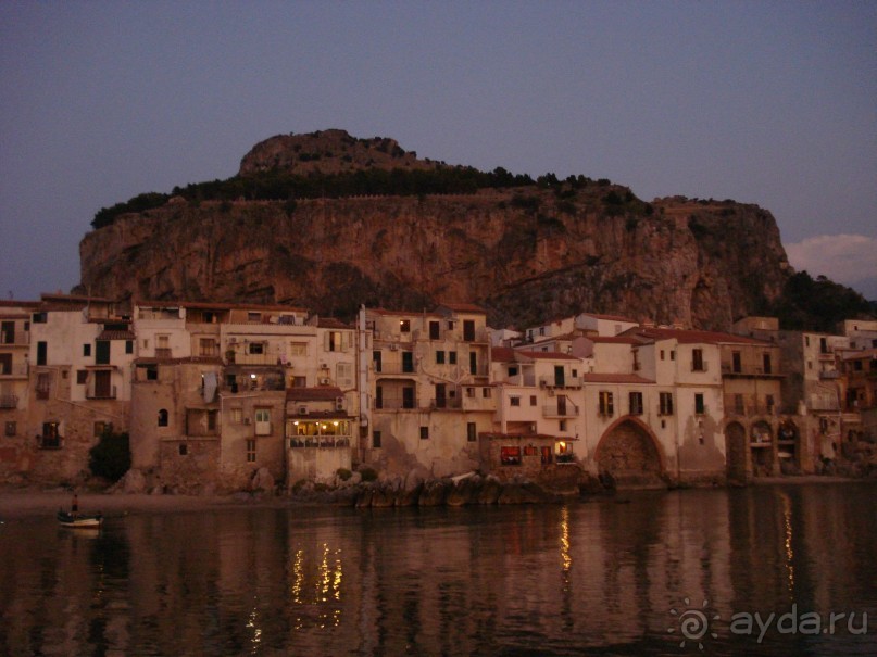 Чефалу. Стоит посвятить несколько часов прогулке по скале  Рокка (открыта для посещения, но на входе ваши фамилии запишет спасатель) и полюбоваться на черепичные макушки домов, на массивный норманнский кафедральный собор (сверху его можно весь окинуть взглядом), на гористые ландшафты и бескрайнее море