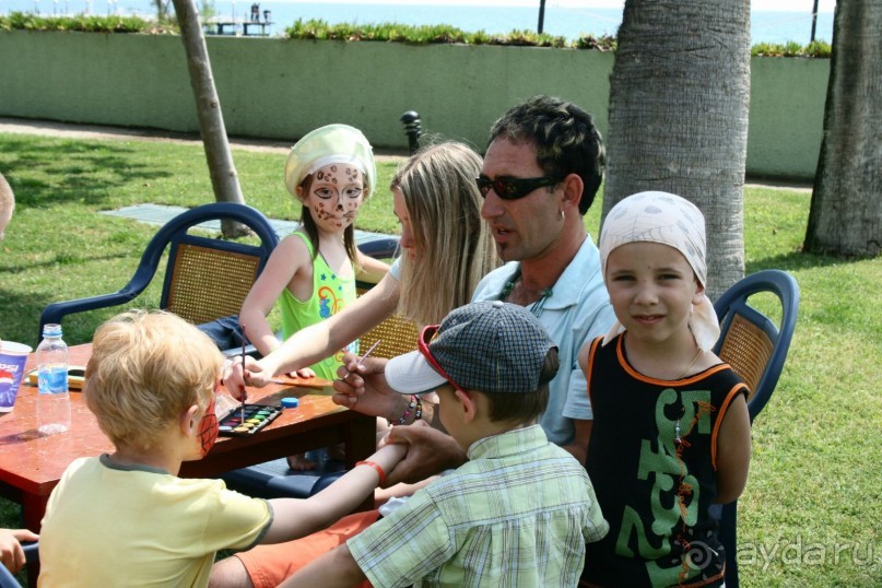 Мини-клуб. Делают фигурки из глины.