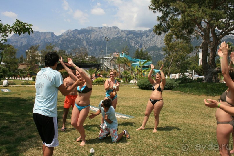 Танец живота проигравших в дротики.