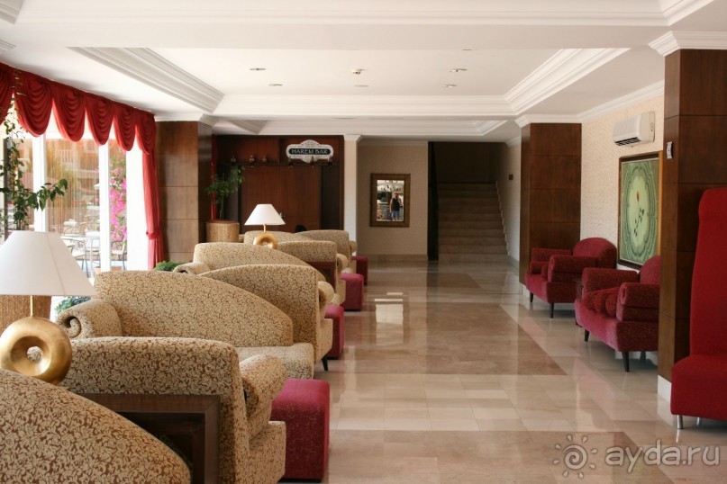 Холл, через него к лобби бару.