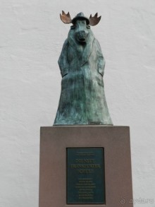 Лось  в пальто