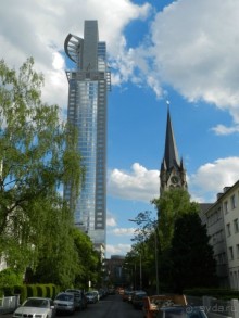 Наш отель между небоскребом и кирхой