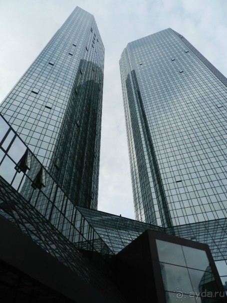 Дойчебанк I (англ. Deutsche-Bank-Hochhaus, 155 метров) — штаб-квартира Дойчебанка