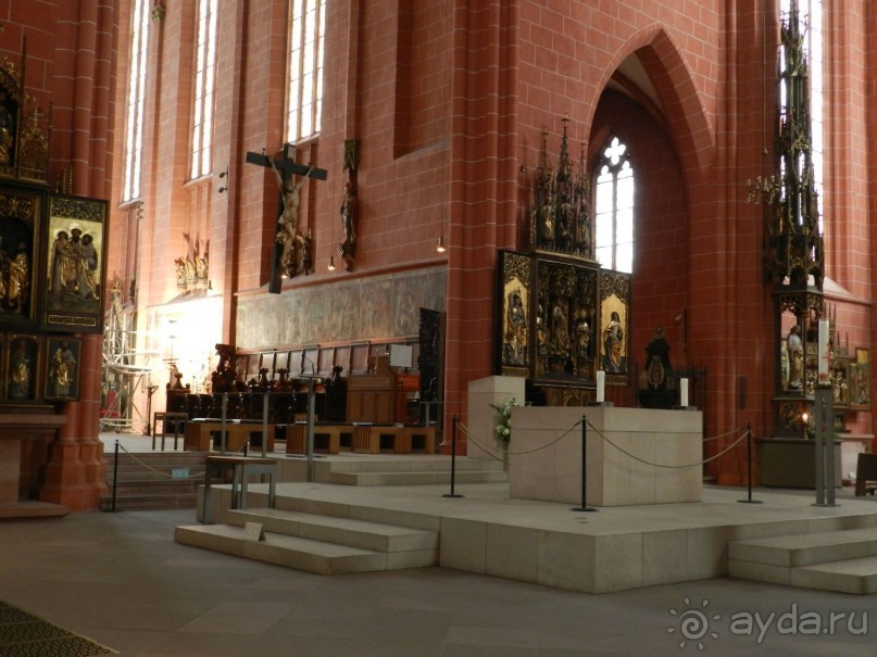 Внутри собора