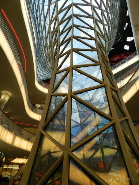 внутри торгового центра