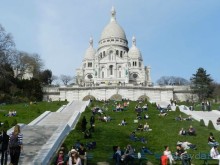 Шумная толпа туристов перед Сен Кер