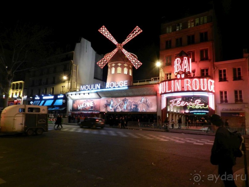 Мулен Руж ночью 