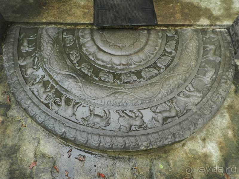 Лунный камень при входе в храм