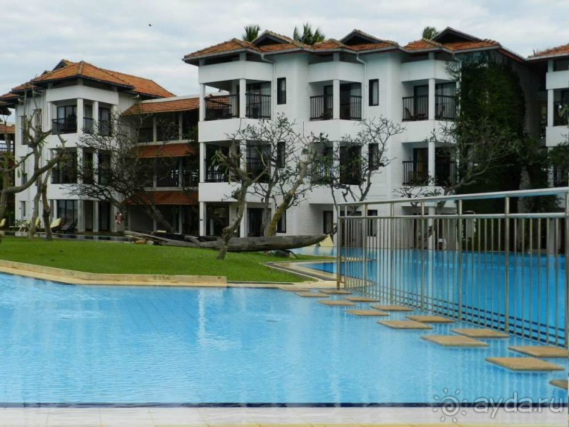 вид на основное здание 