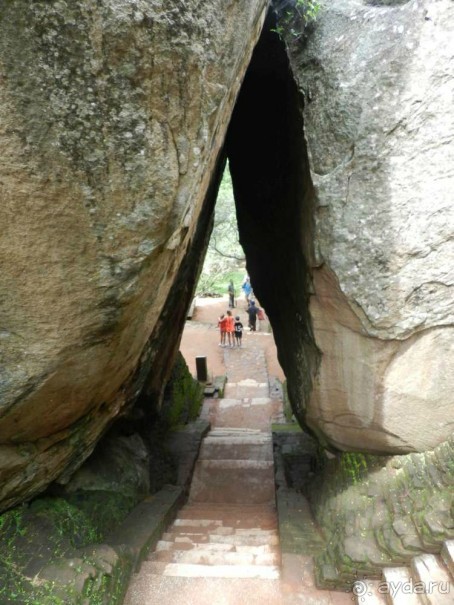 проход между камней