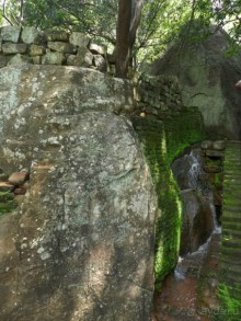 старая кладка и родник из стены